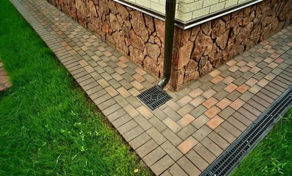 Как сделать бетонную отмостку вокруг дома?